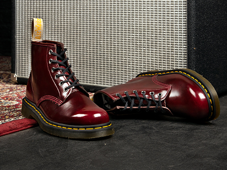 Dr Martens “马丁靴”上财季营收同比下滑3.1%，亚太市场营收下降3%