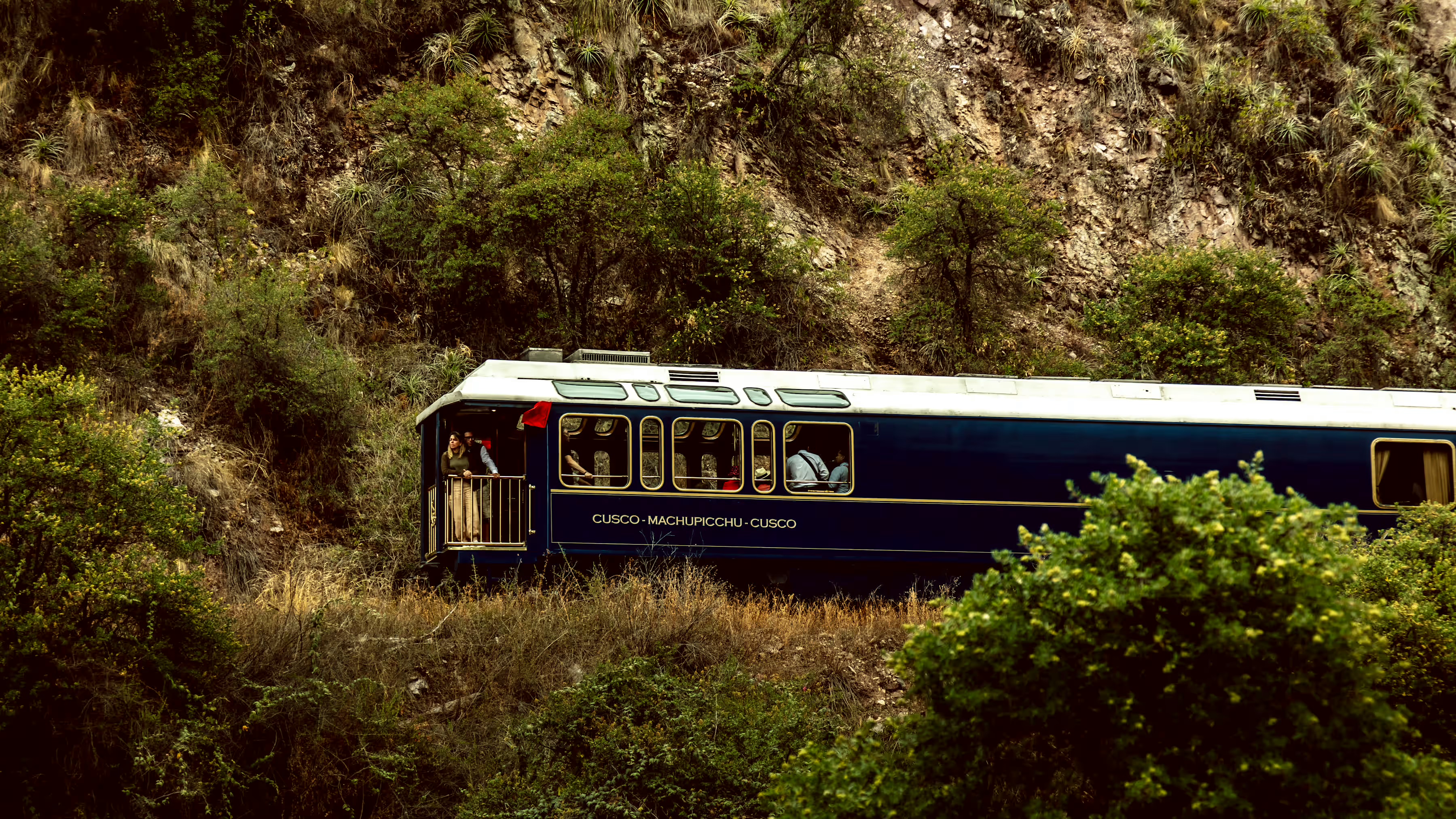 秘鲁马丘比丘两列豪华旅游列车相撞，分属于LVMH集团旗下贝梦德和凯雷集团