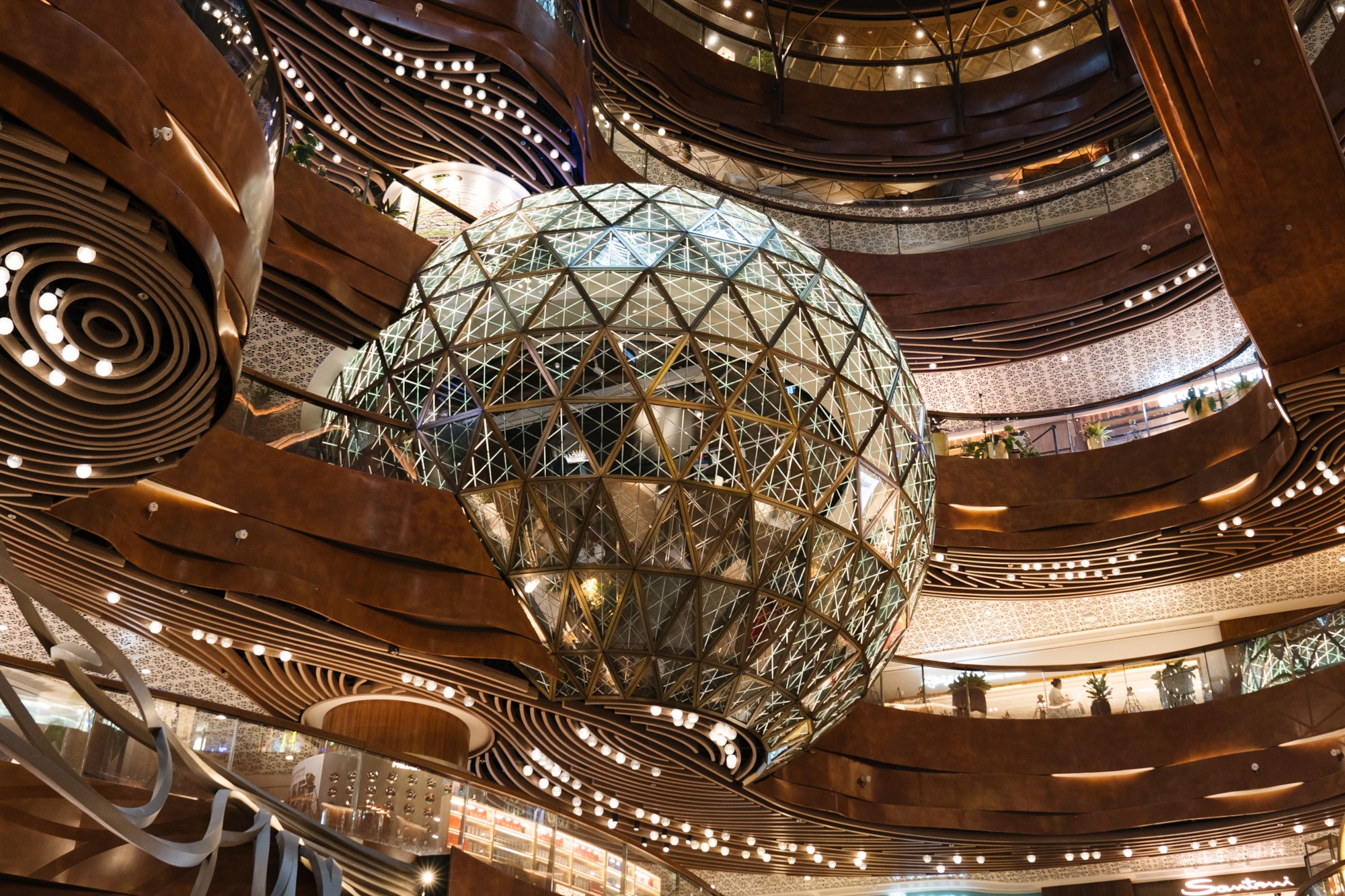 新世界发展回应“出售股权”传闻：确认获潜在投资者接洽，尚未达成协议