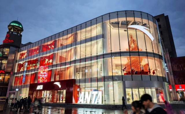 安踏集团2025年营收超800亿元！迪桑特成为第三个百亿级品牌