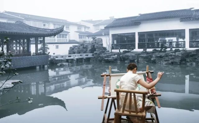 苏州镇湖：8000名绣娘“绣”出30亿产业 | 华丽志丝绸文化专栏