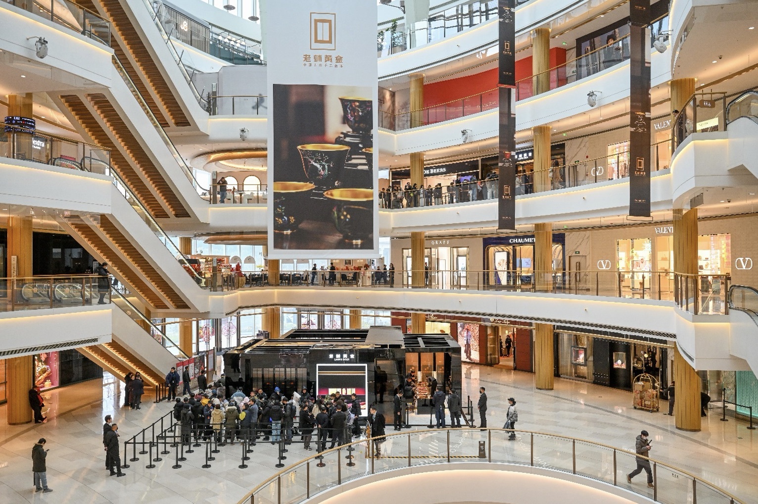 老铺黄金2025年报出炉：单店年化销售近10亿元，总营收大涨221%至273亿元