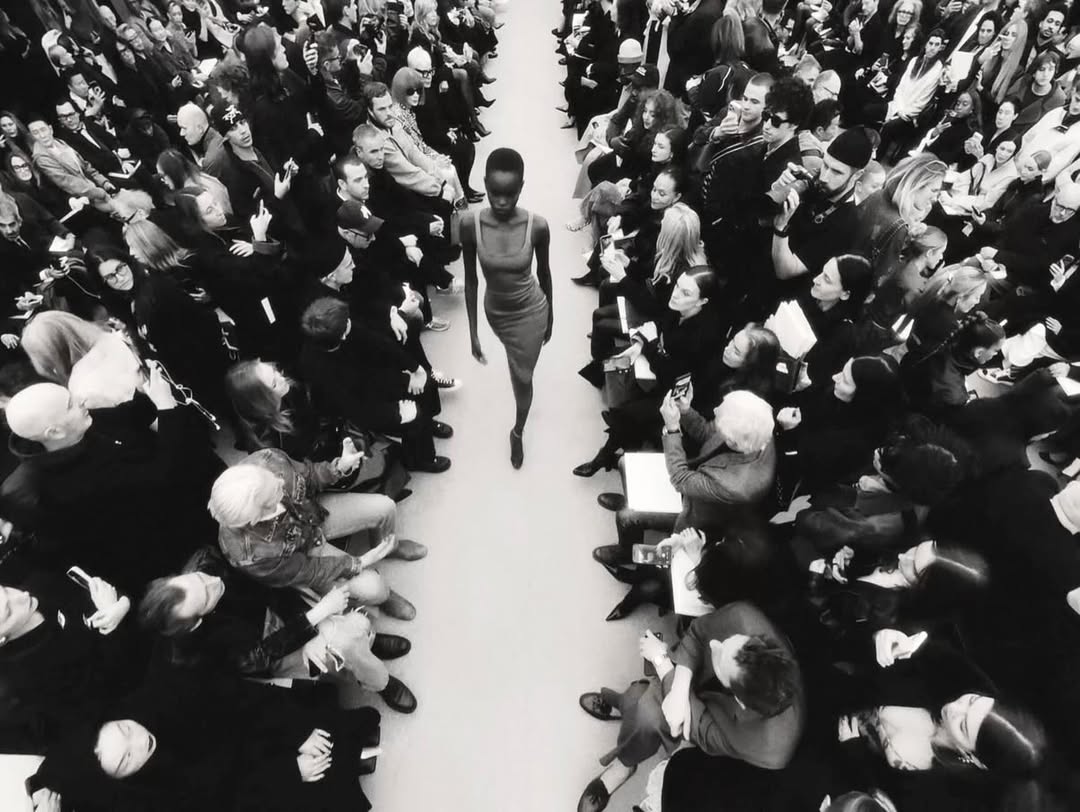 从香奈儿、普拉达到范思哲，比利时设计力量占据奢侈品牌创意高地