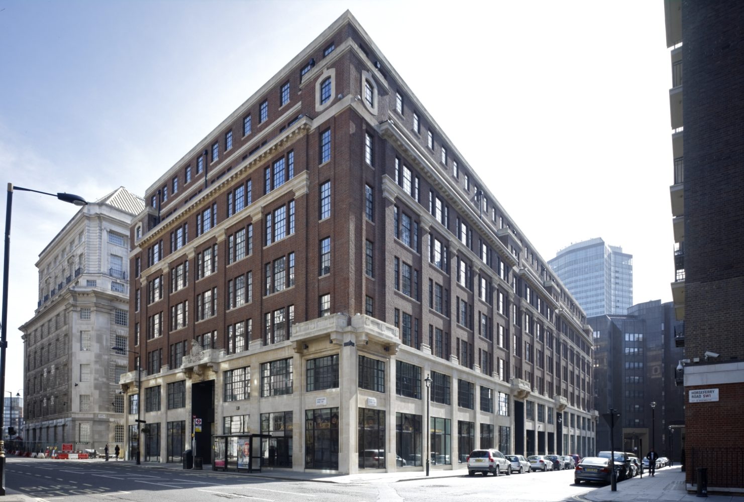 Burberry 英国总部大楼的物业被卖给了印尼金光集团