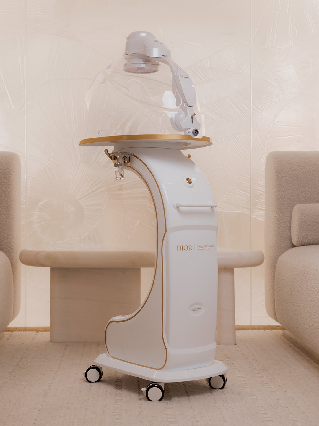 迪奥香水美妆与韩国院线护肤品牌 OxygenCeuticals 合作，在旗下SPA馆引入两款美容设备