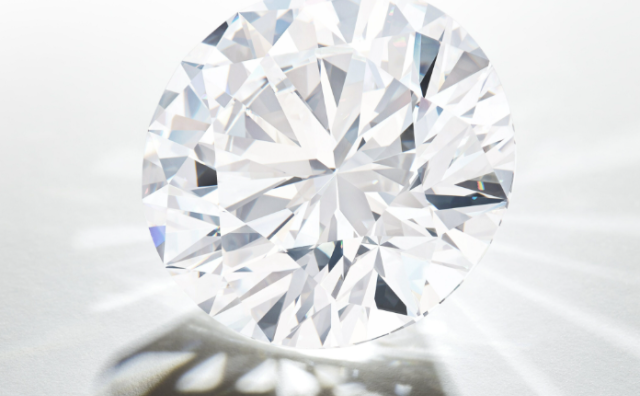 戴比尔斯一颗28.88克拉的裸钻在苏富比拍出2103万港币