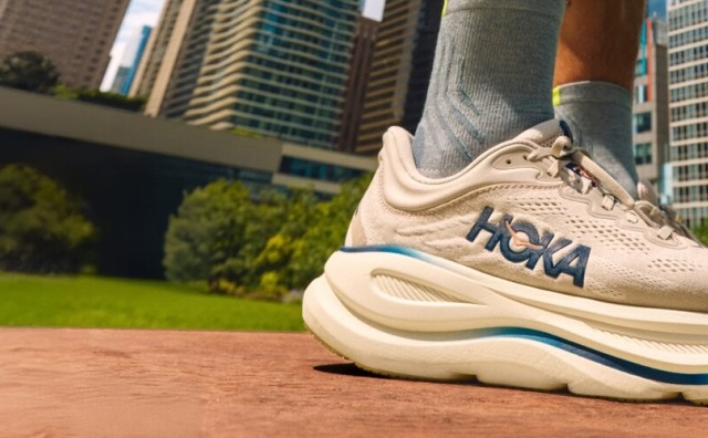 首破50亿美元大关！HOKA 和 UGG 双轮驱动 Deckers Brands 上财年营收增长9.8%