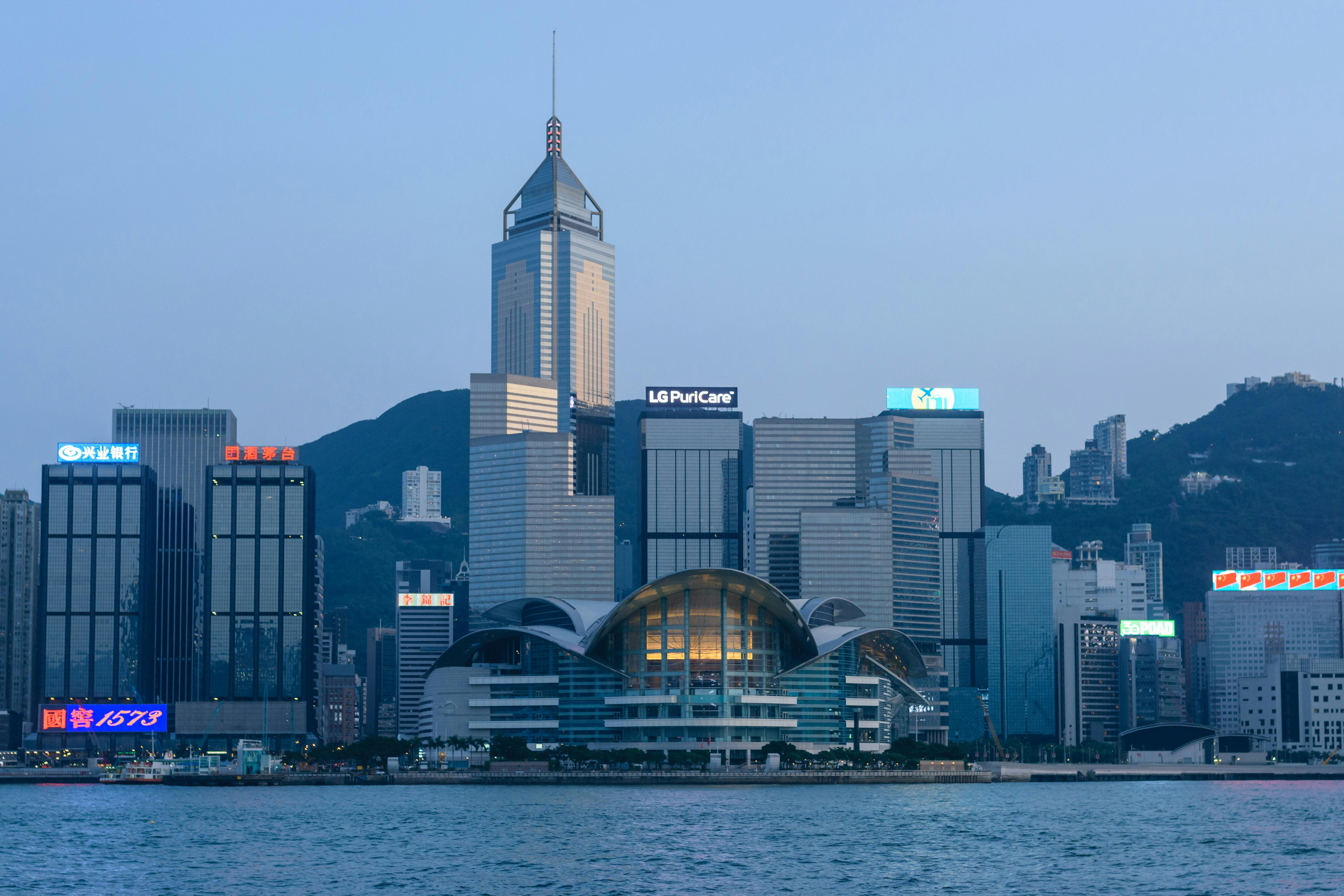 香港首次登顶全球第一大跨境财富管理中心 ｜BCG最新发布《全球财富报告》