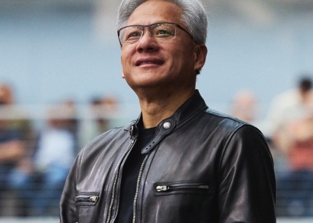 英伟达CEO黄仁勋的“黑色皮夹克”拍出96万美元，接近零售价的一百倍