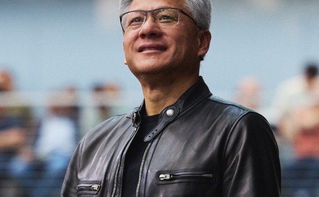 英伟达CEO黄仁勋的“黑色皮夹克”拍出96万美元，接近零售价的一百倍