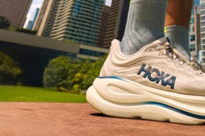 HOKA 和 UGG 品牌的母公司 Deckers 最新季报：营收同比增长5.7%至10.2亿美元，国际市场增长8.4%