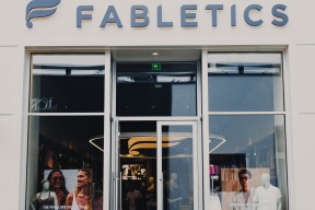 美国运动品牌 Fabletics 全球拓店将暂时避开“难度很高的”中国市场，目标五年内营收达20亿美元