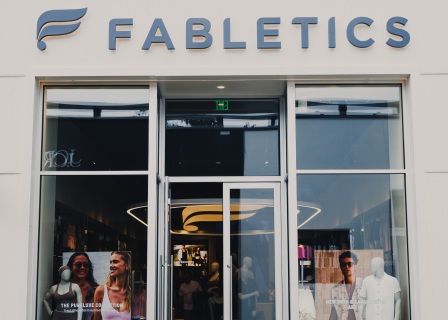 美国运动品牌 Fabletics 全球拓店将暂时避开“难度很高的”中国市场，目标五年内营收达20亿美元