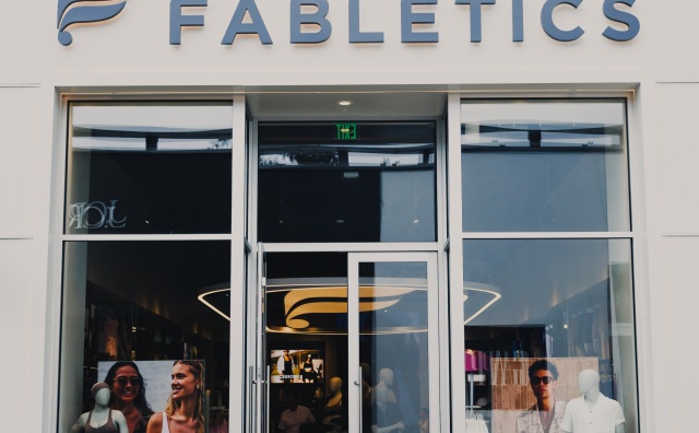 美国运动品牌 Fabletics 全球拓店将暂时避开“难度很高的”中国市场，目标五年内营收达20亿美元