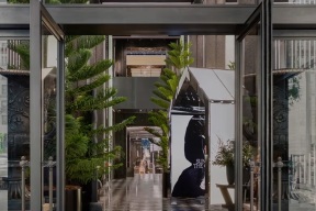 Moncler 全球最大旗舰店在纽约第五大道开张，倾力打造“博物馆式消费体验”