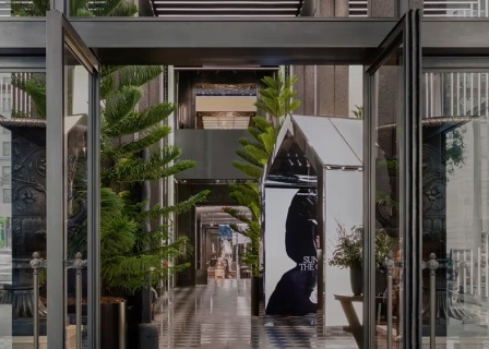 Moncler 全球最大旗舰店在纽约第五大道开张，倾力打造“博物馆式消费体验”