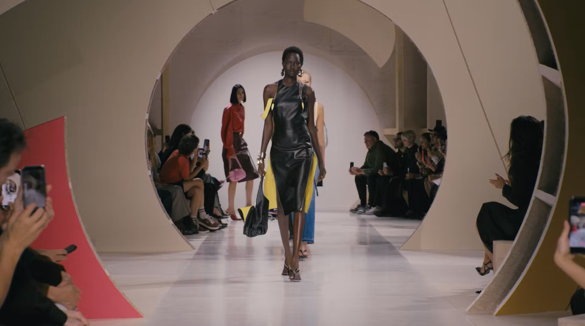 两大奢侈品集团 LVMH和开云联手升级模特权益保障公约，确立“零容忍”原则